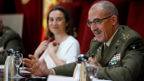 La alcaldesa de Logroño, Concepción Gamarra, junto con el general del Ejército de Tierra, Fernando Alejandre, durante la presentación de los actos con motivo del Día de las Fuerzas Armadas 2018, que se celebrará en Logroño el próximo 26 de 