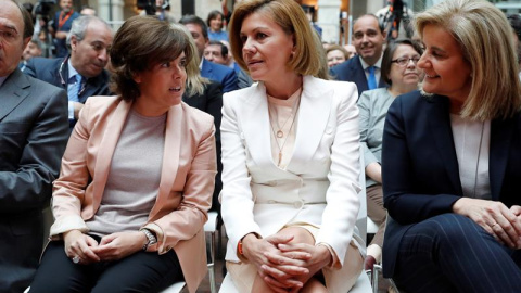 De izquierda a derecha la vicepresidenta del Gobierno, Soraya Sáenz de Santamaría, la ministra de Defensa, María Dolores de Cospedal, y la ministra de Empleo y Seguridad Social, Fátima Báñez, durante el acto de toma de Posesión de Ángel Gar