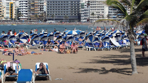 La playa de Las Canteras, ubicada en la ciudad de Las Palmas de Gran Canaria. EFE/Elvira Urquijo A./Archivo