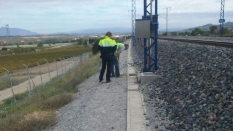 Agentes de seguridad inspeccionan las vías.