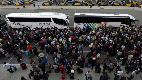 Cientos de pasajeros se agolpan en la estación de Sants de Barcelona, tras la interrupción del servicio del AVE en Catalunya. / ROBERTO ÁLVAREZ (EFE)