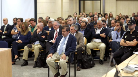 El abogado Luis de Miguel (en primer término), considerado el arquitecto financiero de la trama Gürtel, durante la primera sesión del juicio. EFE/Chema Moya