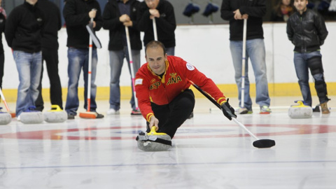 Antonio de Mollinedo, durante un partido de curling.