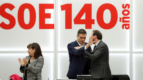 El secretario general del PSOE, Pedro Sánchez, conversa con el portavoz de la Comisión, Óscar Puente (d), al inicio de la reunión de la Comisión Ejecutiva Federal celebrada este lunes en la sede de Ferraz. EFE/Emilio Naranjo