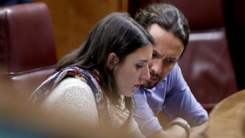 El líder de Podemos, Pablo Iglesias y la portavoz en el Congreso de la formación, Irene Montero, momentos antes del debate de las enmiendas parciales al proyecto de Ley de Presupuestos Generales del Estado de 2018, que tiene lugar esta tard