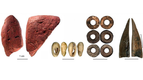 Ocre trabajado, cuentas de conchas marinas, cuentas de huevo de avestruz, instrumento de hueso (izquierda a derecha) hallados en Panga ya Saidi./FRANCESCO D´ERRICO/AFRICA PITARCH