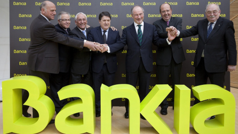 Rodrigo Rato con los otros responsables de las cajas de ahorro que se integraron en BFA-Bankia. E.P.