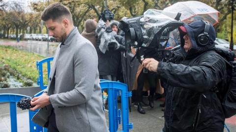 Víctor Rodríguez 'Viti', uno de los acusados de agresión sexual a una menor a su llegada a la Audiencia Provincial de Burgos. EFE/Santi Otero