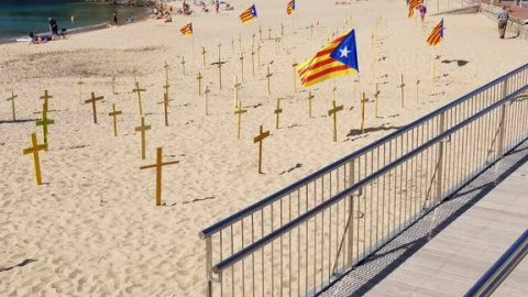 Cruces amarillas instaladas en una playa de Catalunya. TWITTER/@DiegoHid3