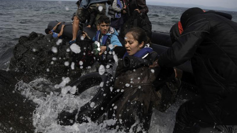 Refugiados llegan a la costa griega en la isla de Lesbos. EFE / Yannis Kolesidis