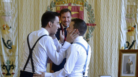 Daniel y Víctor fue la primera pareja que casaba el alcalde de Valladolid.- EFE.