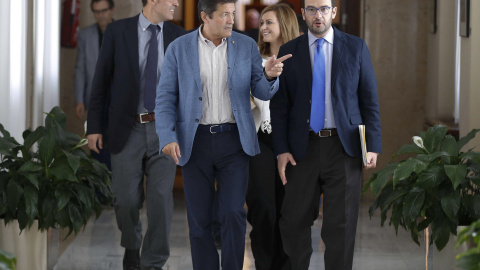 El presidente de la gestora del PSOE, Javier Fernández, conversa con el portavoz en el Congreso, Antonio Hernando, en los pasillos de la Cámara donde ha mantenido una reunión con el grupo parlamentario socialista para explicar sus planes. E