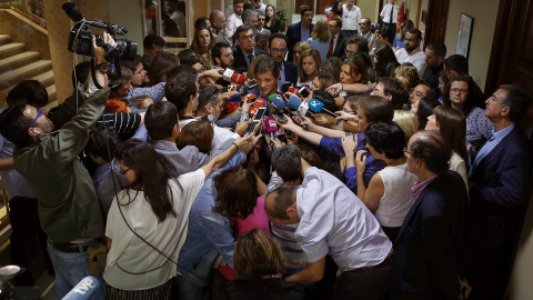 El presidente de la Gestora del PSOE, Javier Fernández, responde a las preguntas de los periodistas en los pasillos del Congreso tras la reunión Grupo Parlamentario Socialista celebrada en la sala Constitucional del Congreso de los Diputado