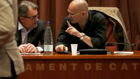 Romeva, cabeza de lista de Junt pel Sí, junto al presidente de la Generalitat, Artur Mass en la conferencia de la CUP. EFE