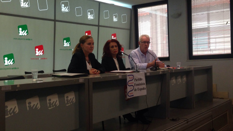 Amaya Martínez, Lidia Falcón y Cayo Lara, en la sede de IU, este viernes./ A. F.