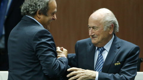 Platini felicita a Blatter cuando fue reelegido como presidente de la FIFA el pasado 29 de mayo. /REUTERS