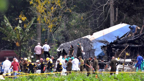 Policías y militares trabajan entre los restos del avión Boeing-737/EFE