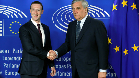 El fundador de Facebook, Mark Zuckerberg, saluda al presidente del Parlamento Europeo, Antonio Tajani, a su llegada a la institución comunitaria, para hablar sobre el escándalo de Cambridge Analytica. REUTERS/Yves Herman