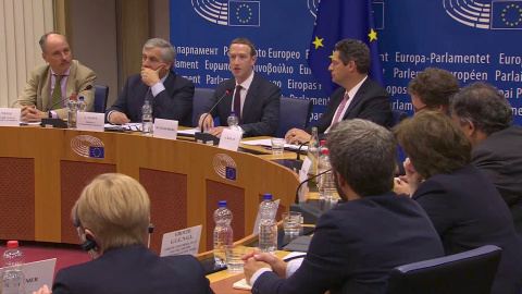 El fundador y consejero delegado de Facebook, Mark Zuckerberg, durante su comparecencia ante los portavoces del Parlamento Europeo, en Bruselas, sobre el caso de Cambridge Analýtica. REUTERS