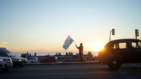 Un seguidor del candidato presidencial Luis Lacalle Pou sujeta una bandera del Partido Nacional en Montevideo. REUTERS