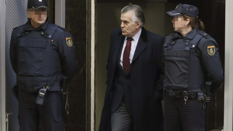 Luis Bárcenas saliendo de la sede de la AN en la calle Prim este viernes. EFE/Fernando Alvarado