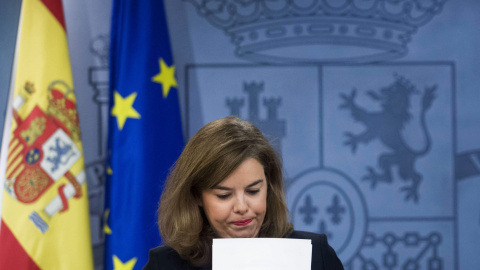 La vicepresidenta Soraya Sáenz de Santamaría, en la rueda de prensa posterior al Consejo de Ministros. EFE