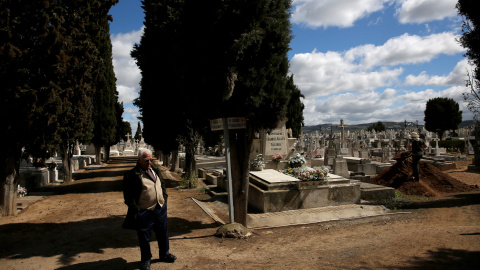 Abilio Pérez, junto a la fosa común en la que él y su esposa creen que se encuentran los restos de su suegro, asesinado por el bando franquista durante la Guerra Civil, en Valladolid.-  REUTERS / Juan Medina