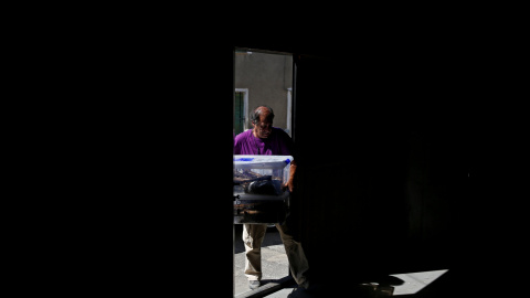 Un miembro de la Asociación por la Recuperación de la Memoria Histórica de Valladolid traslada los restos de republicanos fusilados por el franquismo, exhumados de una fosa junto al cementerio de El Carmen, en Valladolid.- REUTERS / JUAN ME