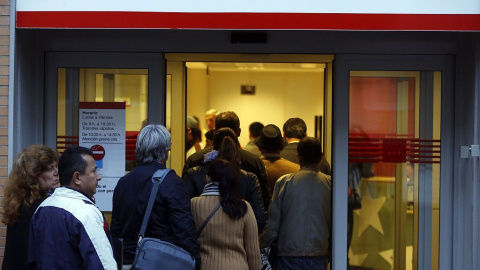 Cola de personas en una oficina de empleo de la Comunidad de Madrid. REUTERS