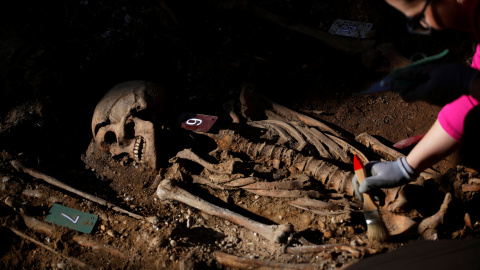 Un arqueólogo exhuma los restos de un represaliado por el bando franquista durante la Guerra Civil en un cementerio de Valladolid.- REUTERS / JUAN MEDINA