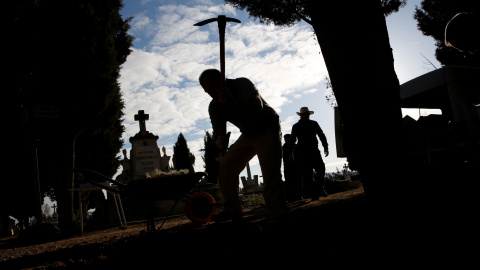 Los arqueólogos trabajan desenterrando los restos de cerca de 200 republicanos asesinados por orden de Franco durante la Guerra Civil en un cementerio de Valladlid.- REUTERS / UAN MEDINA