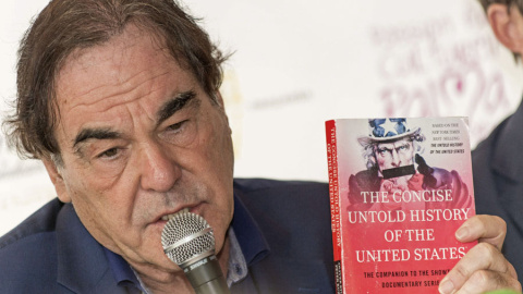 El director de cine estadounidense Oliver Stone durante la rueda de prensa que ha ofrecido tras la la proyección de su película 'Platoon' en el Mallorca International Film & Media Festival. EFE/Cati Cladera