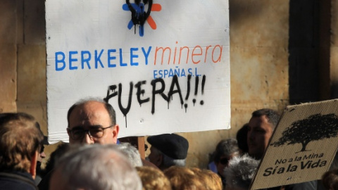 Manifestación este domingo contra la mina en la localidad salmantina de Retortillo. EFE