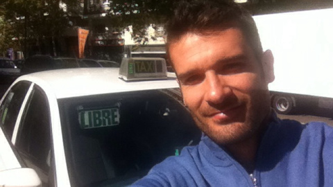 Gerardo Berodia se hace un 'selfie' con su taxi.