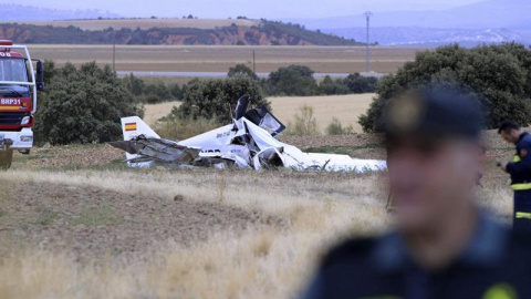 Estado en el que ha quedado la avioneta en la que tres personas han muerto hoy en un accidente aéreo que han sufrido esta tarde junto al aeródromo Coronel Loreña en Robledillo de Mohernando (Guadalajara).