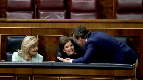 La vicepresidenta del Gobierno, Soraya Sáenz de Santamaría, la ministra de Empleo, Fátima Báñez y el portavoz del PP en el Congreso, Rafael Hernando, momentos antes del debate de los Presupuestos Generales del Estado para 2018, en el Congre