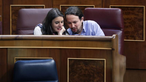 El líder de Podemos, Pablo Iglesias y la portavoz en el Congreso de la formación, Irene Montero, conversan momentos antes del debate de las enmiendas parciales al proyecto de Ley de Presupuestos Generales del Estado de 2018, que tiene lugar