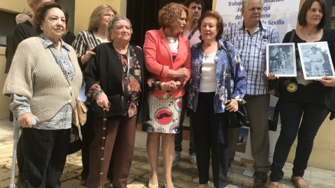 Familiares de víctimas del franquismo con la concejala del Ayuntamiento de Sevilla Adela Castaño