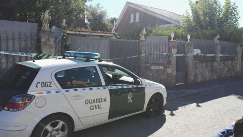 Un vehículo de la Guardia Civil delante del chalé donde se cometió el cuádruple crimen de Pioz. E.P.