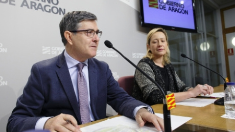 El consejero de Presidencia y portavoz del Gobierno de Aragón, Vicente Guillén, y la responsable de Economía, Industria y Empleo, Marta Gastón.