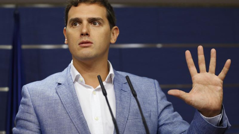 El presidente de Ciudadanos, Albert Rivera, durante la rueda de prensa que ha ofrecido hoy en el Congreso. EFE/Javier Lizón