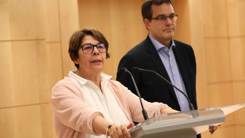 La delegada de Medio Ambiente y Movilidad, Inés Sabanés, y el concejal del PSOE, Chema Dávila, durante su comparecencia ante la prensa tras el encuentro mantenido hoy 22/05/2018. AYUNTAMIENTO DE MADRID