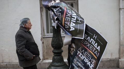 Un hombre camina cerca de unos carteles de Tsipras en Atenas. REUTERS/Marko Djurica