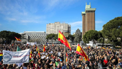 Concentración victimas del terrorismo. Bajo el lema "No más traiciones" sobre el nombre de cada una de las víctimas asesinadas a manos de ETA, la AVT ha pretendido movilizar a la ciudadanía para clamar al Ejecutivo de Mariano Rajoy que no h