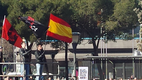 Manifestantes, con las banderas de la Falange Española. PÚBLICO