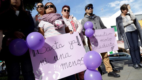 En Granadilla de Abona (Tenerife) se ha producido una concentración para condenar el asesinato de una vecina de la localidad de esta misma mañana./ Ramón de la Rocha (EFE)