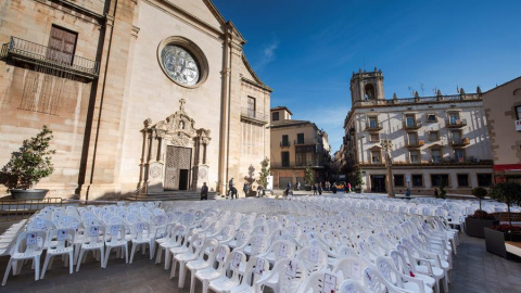 El Ayuntamiento de Tárrrega (Lleida) ha colocado en la Plaza Mayor de la localidad 1.062 sillas vacías en recuerdo de las víctimas contabilizadas por la violencia machista./ Adriá Ropero (EFE)