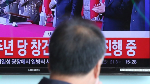 Un ciudadano de Seul (Corea del Sur) observa la emisión del defile militar norcoreano, presidido por  Kim Jong-un. EFE/EPA/YONHAP