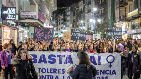 25/11/2019.- Centenares de personas participan en una manifestación con motivo del Día Internacional para la Eliminación de la Violencia contra la Mujer, este lunes en Santander. 1.028 mujeres han sido asesinadas por sus parejas o exparejas