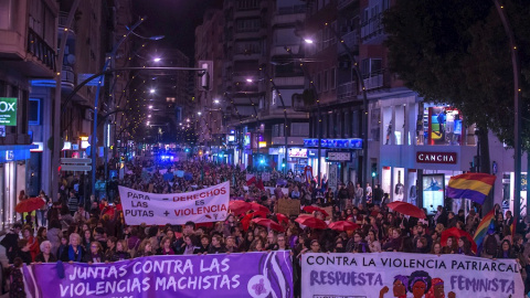 25/11/2019.- Centenares de personas participan en una manifestación con motivo del Día Internacional para la Eliminación de la Violencia contra la Mujer, este lunes en Murcia. 1.028 mujeres han sido asesinadas por sus parejas o exparejas de